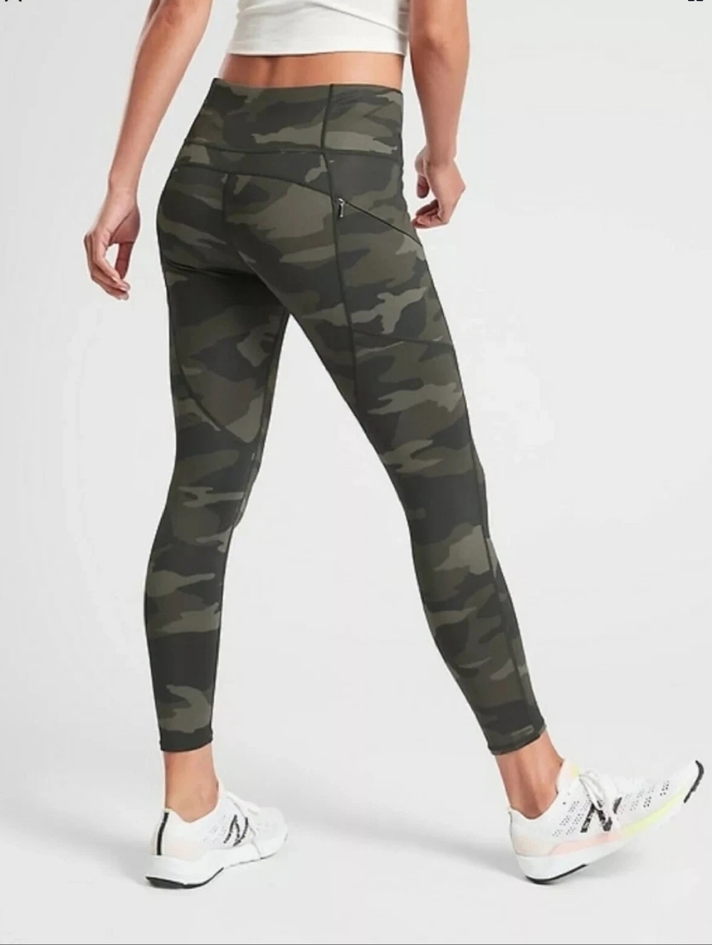 Athleta Camo Contender Mid Rise 7/8 Tight in Powerlift Olive Camo Women's Size S